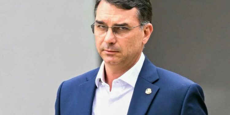 Mensagens da PF ligam traficante do CV a aliado político de Flávio Bolsonaro no Rio