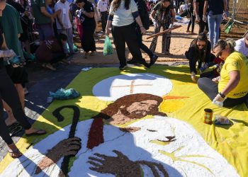 Jovens no DF se unem por tapetes de Corpus Christi e “jejum” de telas